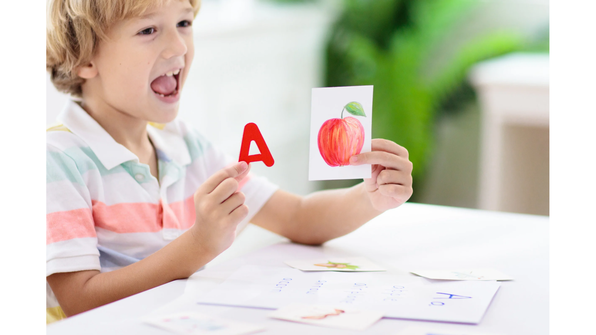 Niño aprendiendo a leer y escribir con apoyo de tutor