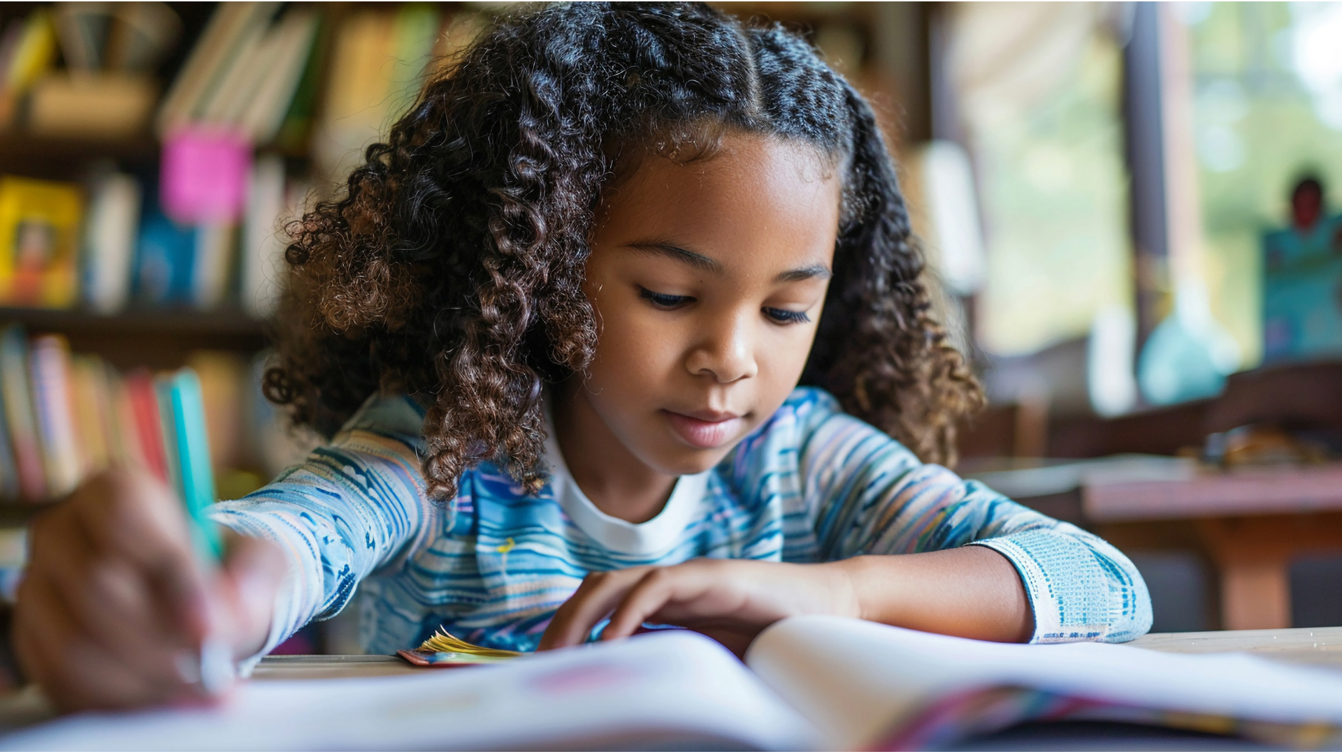 Estudiante leyendo libro para mejorar comprensión lectora